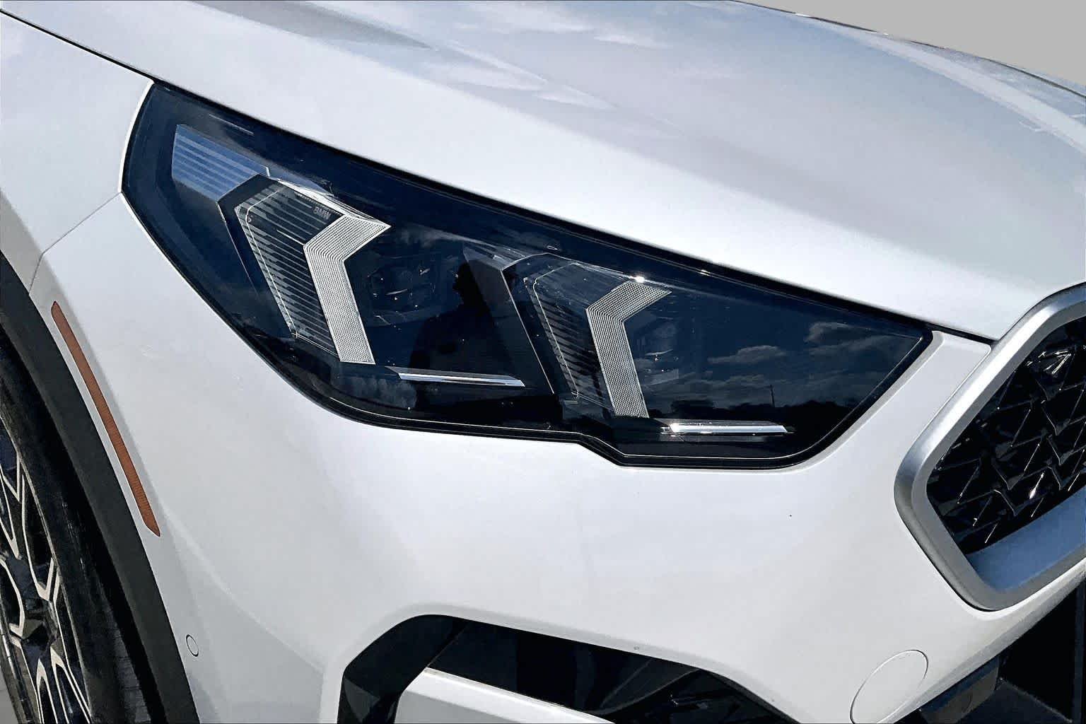 Used 2026 Mineral White Metallic BMW xDrive28i image 26