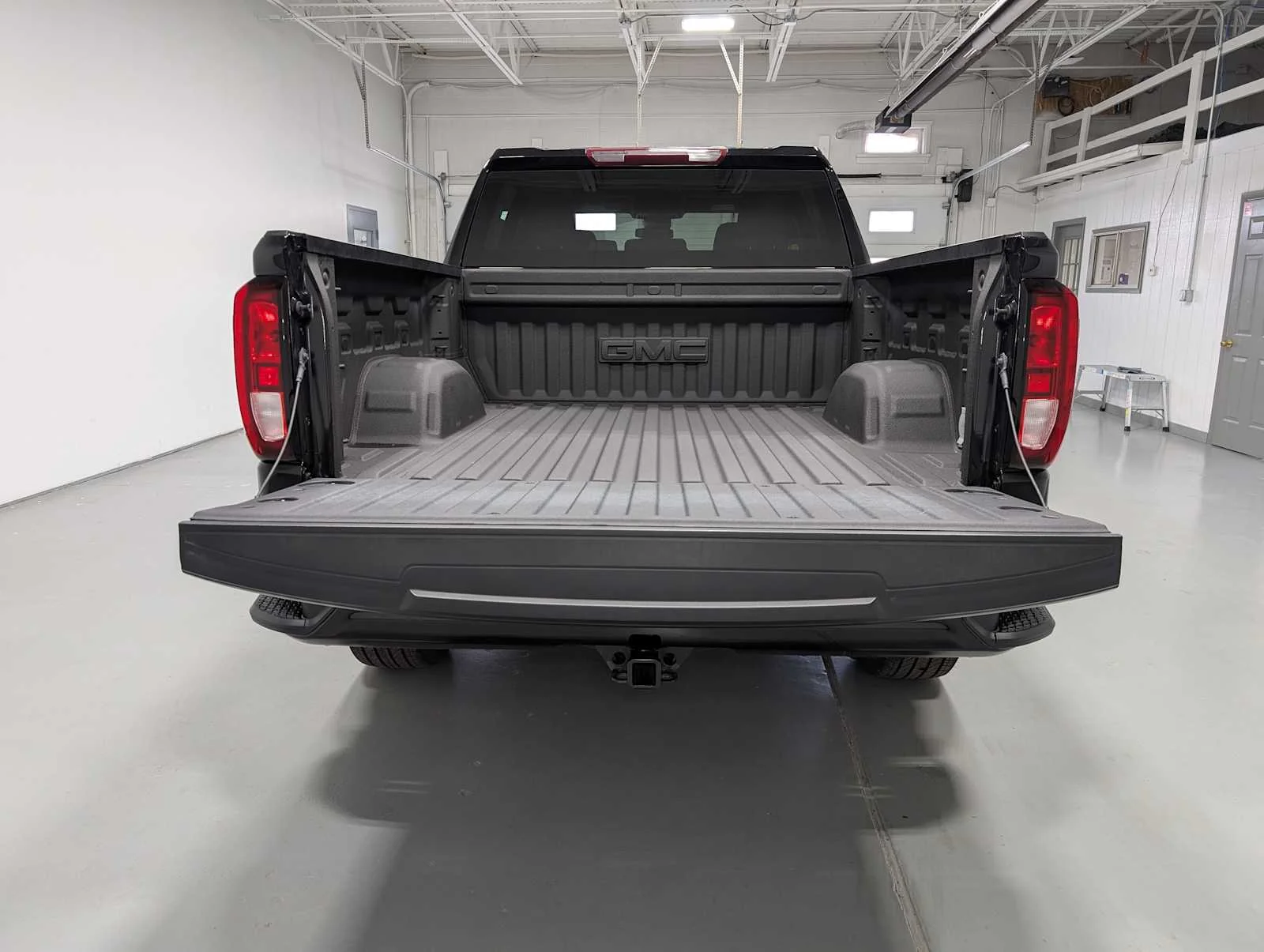 Used 2024 Onyx Black GMC Elevation image 35