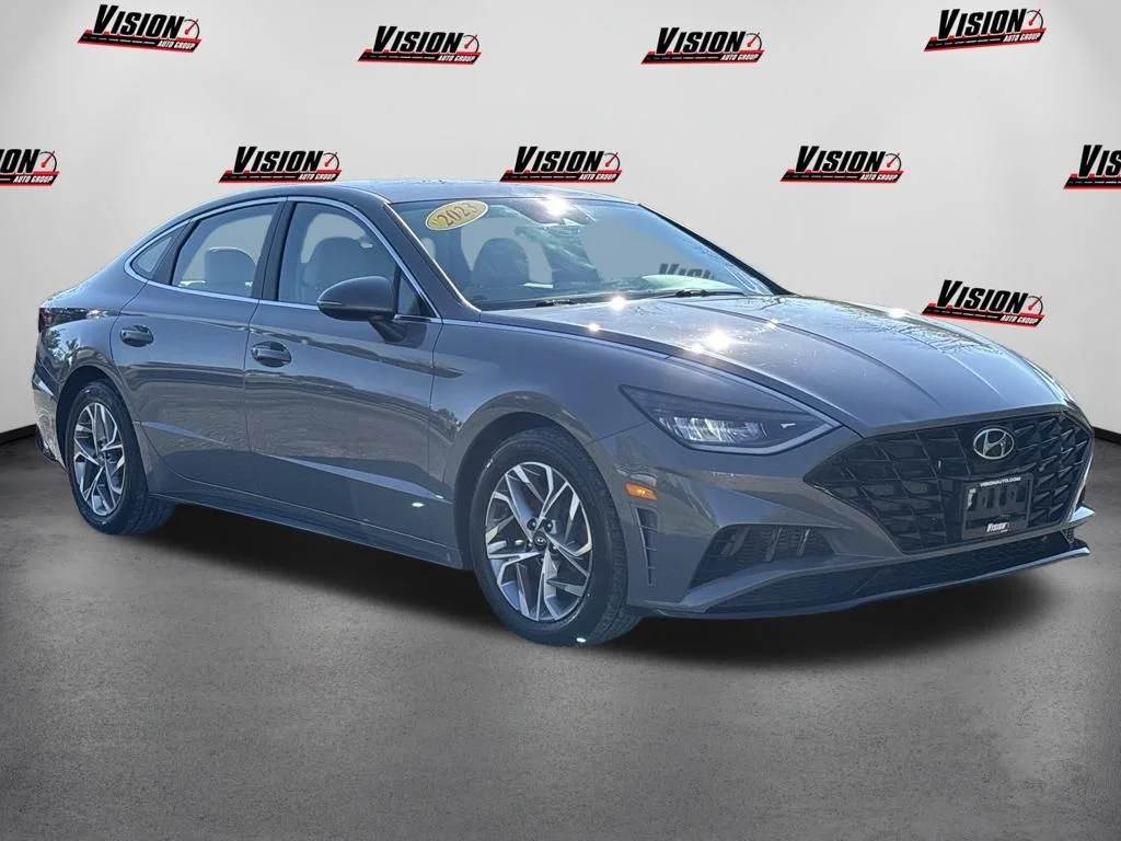 Used 2023 Gray Hyundai SEL image 3