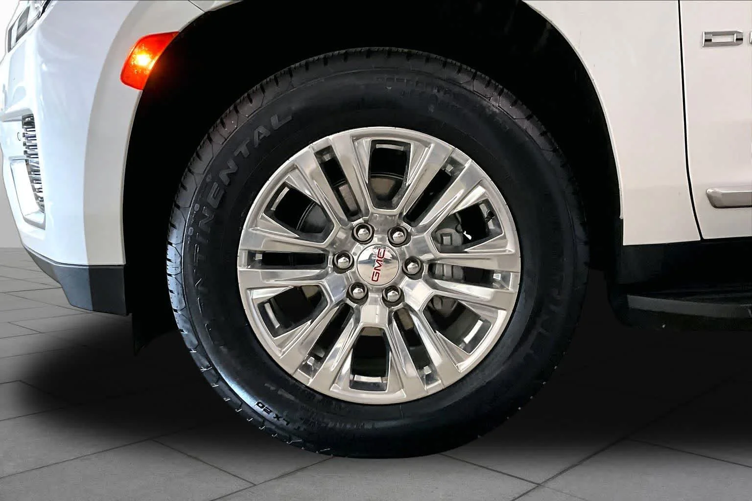 Used 2024 White Frost Tricoat GMC Denali image 11