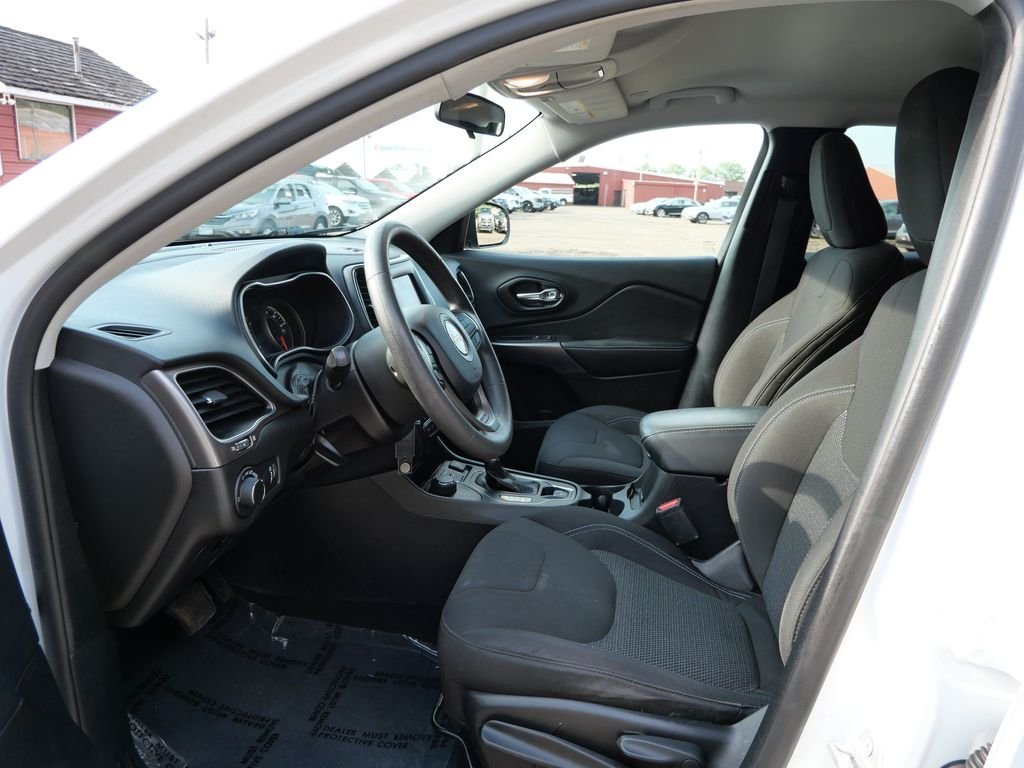 Certified Used 2020 White Jeep Latitude image 14
