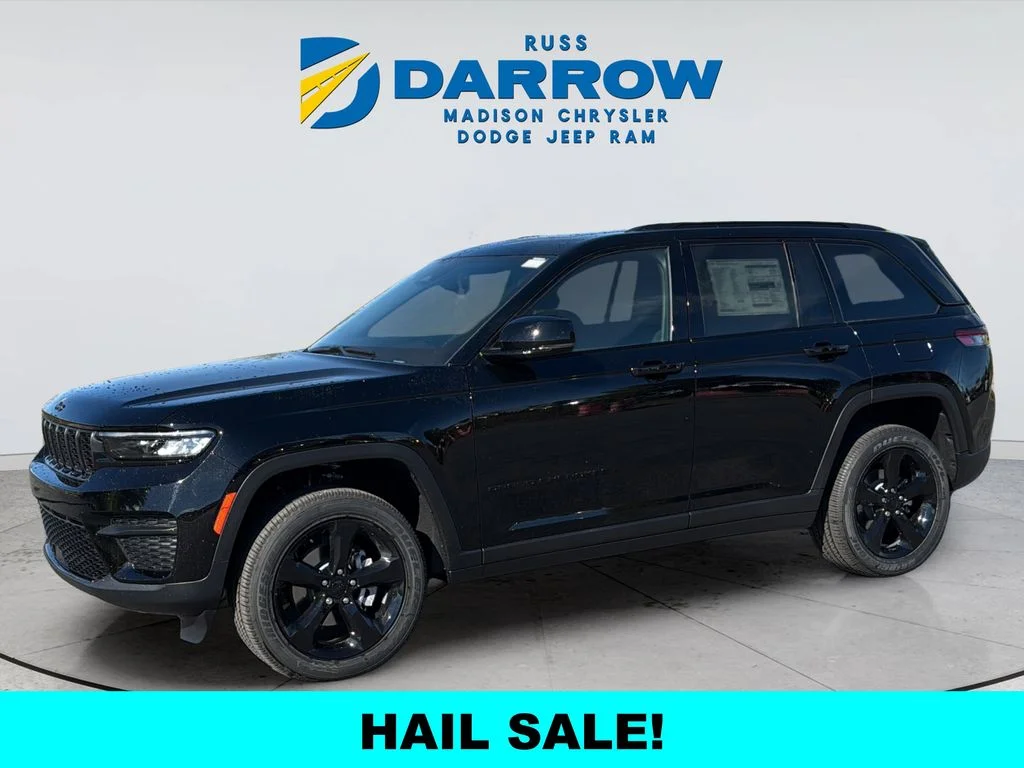 New 2025 Diamond Black Crystal Pearl-Coat Exterior Paint Jeep Laredo image 1