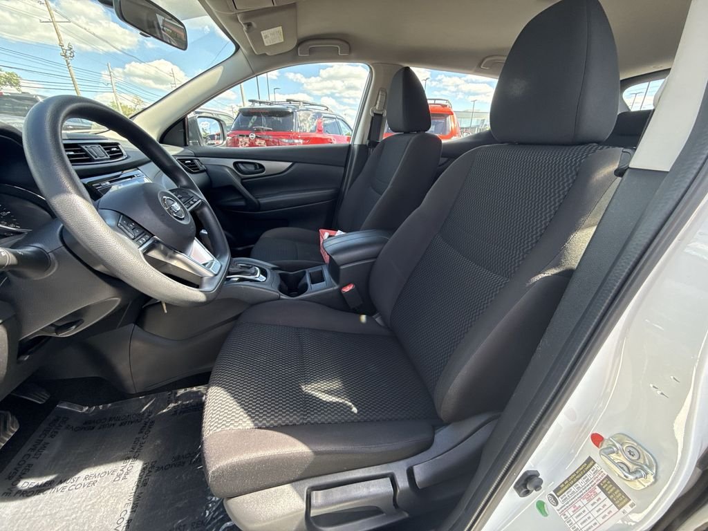 Used 2018 White Nissan S image 11