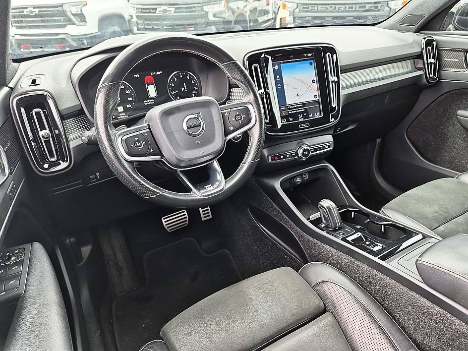 Used 2019  Volvo R-Design image 31