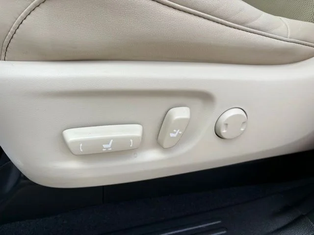 Used 2023 White Lexus 460 image 28