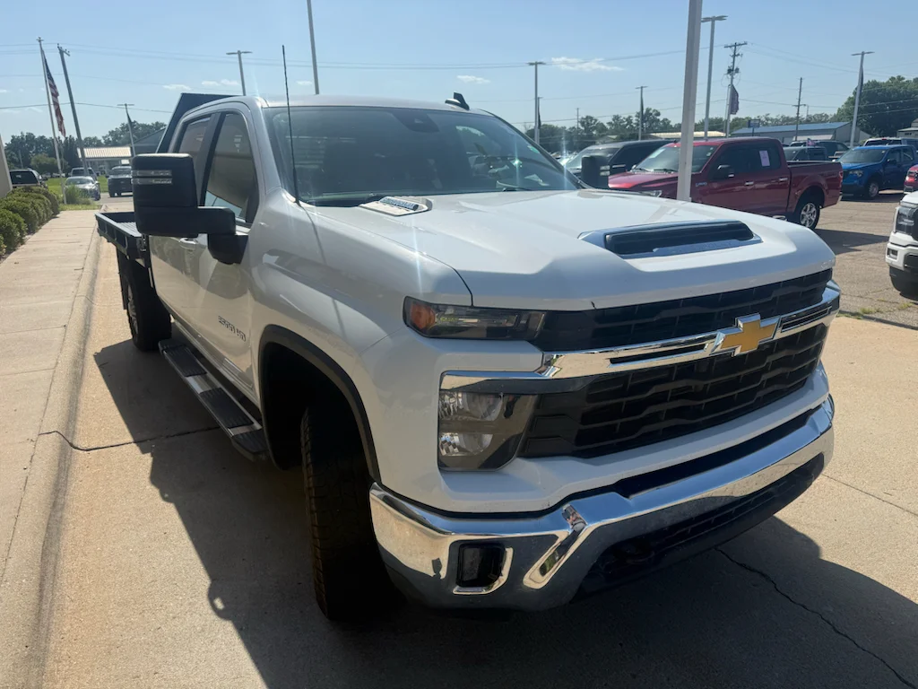 Used 2025 Summit White Chevrolet LT image 10