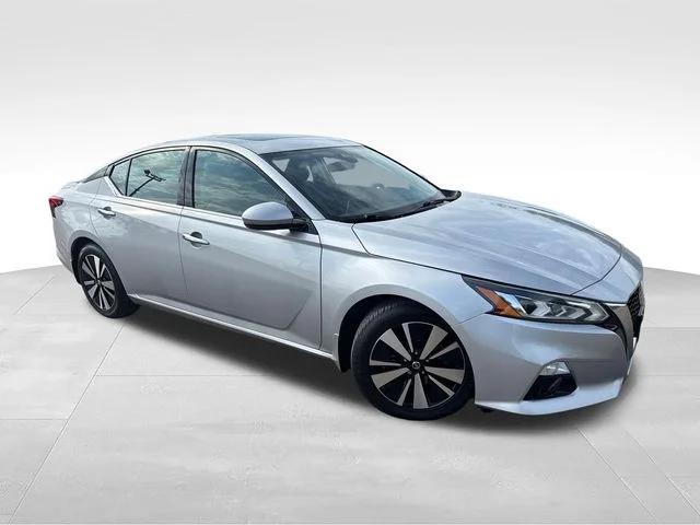 Used 2022 Silver Nissan 2.5 SL image 1
