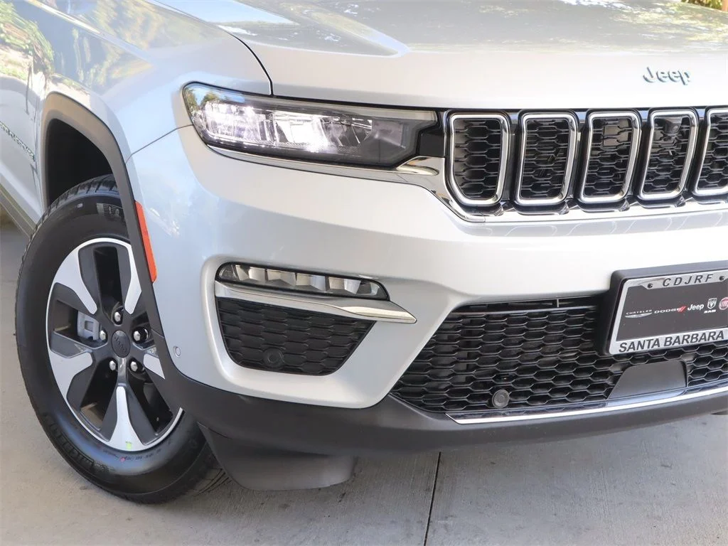 New 2023 Bright White Clear-Coat Exterior Paint Jeep Overland image 2