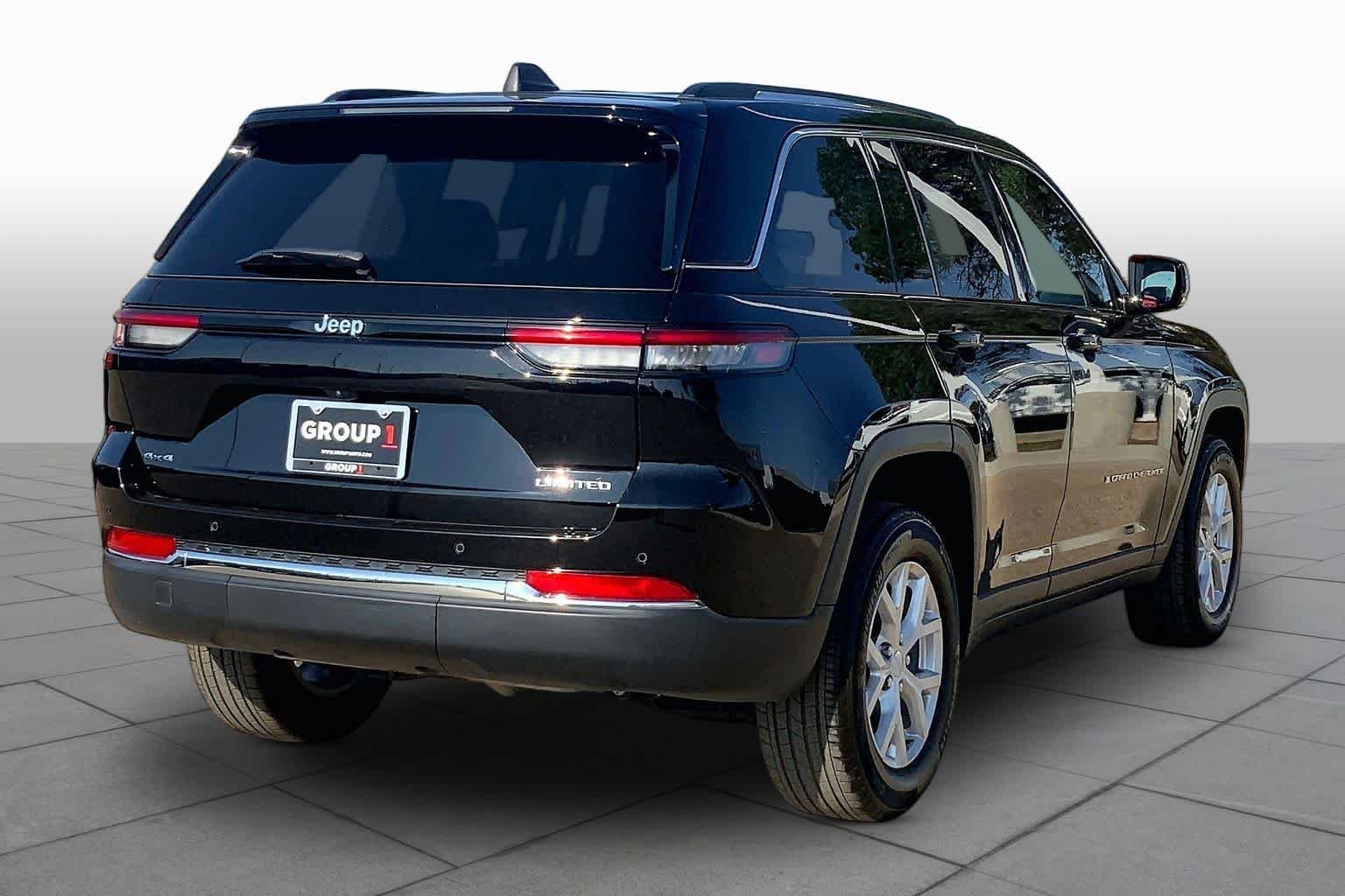 Used 2023 Diamond Black Crystal Pearlcoat Jeep Limited image 13
