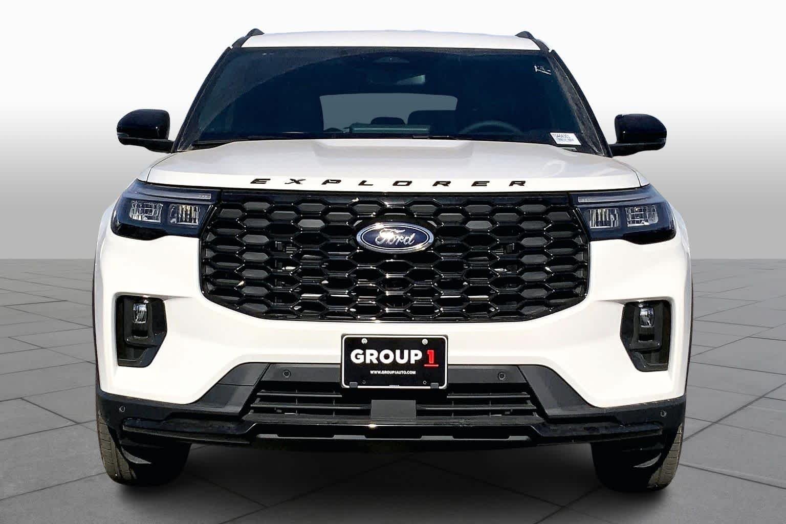 New 2026 Star White Metallic Tri-Coat Ford ST-Line image 3