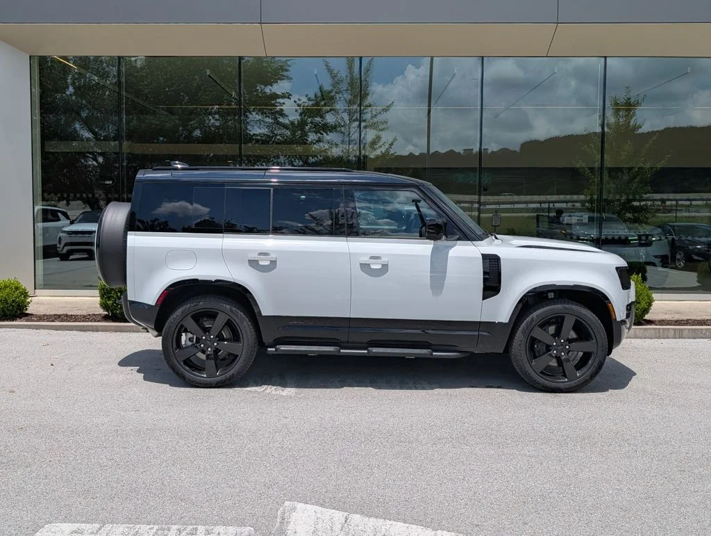 New 2026 Fuji White Land Rover X-Dynamic SE image 8