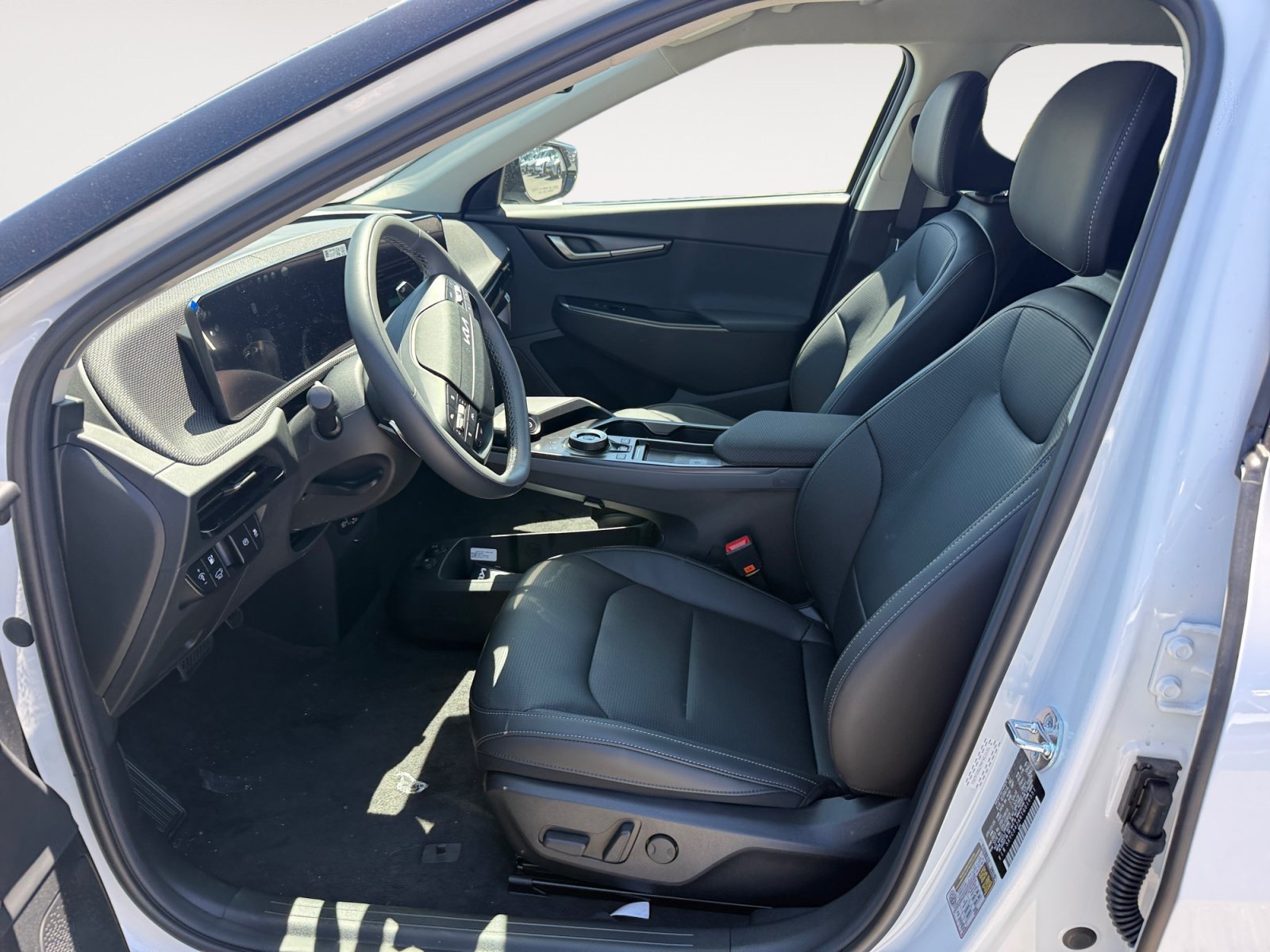 New 2026 Glacial White Pearl Kia WIND image 10