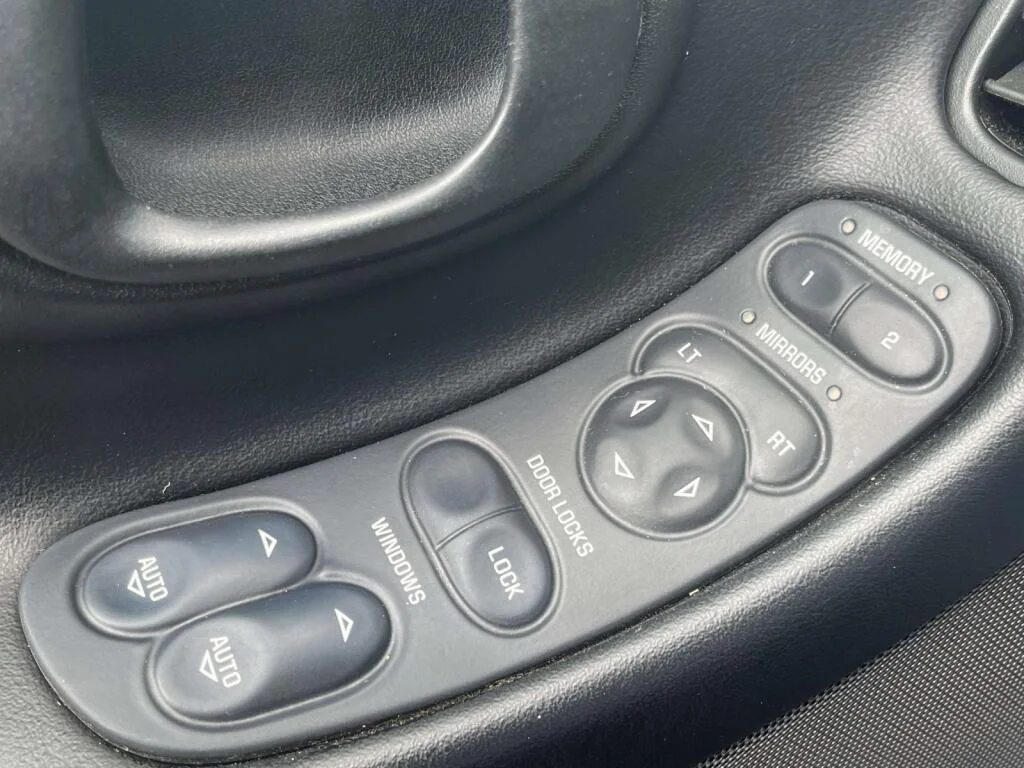 Used 2000 Black Chevrolet  image 21