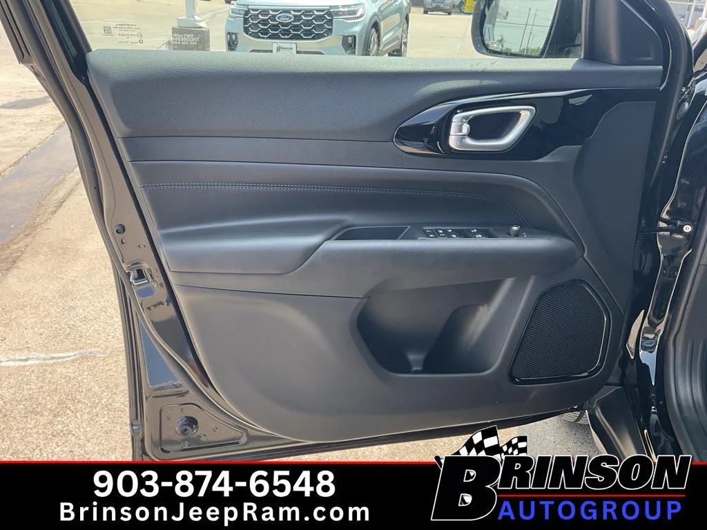 New 2026 Diamond Black Crystal Pearlcoat Jeep Latitude Altitude image 10