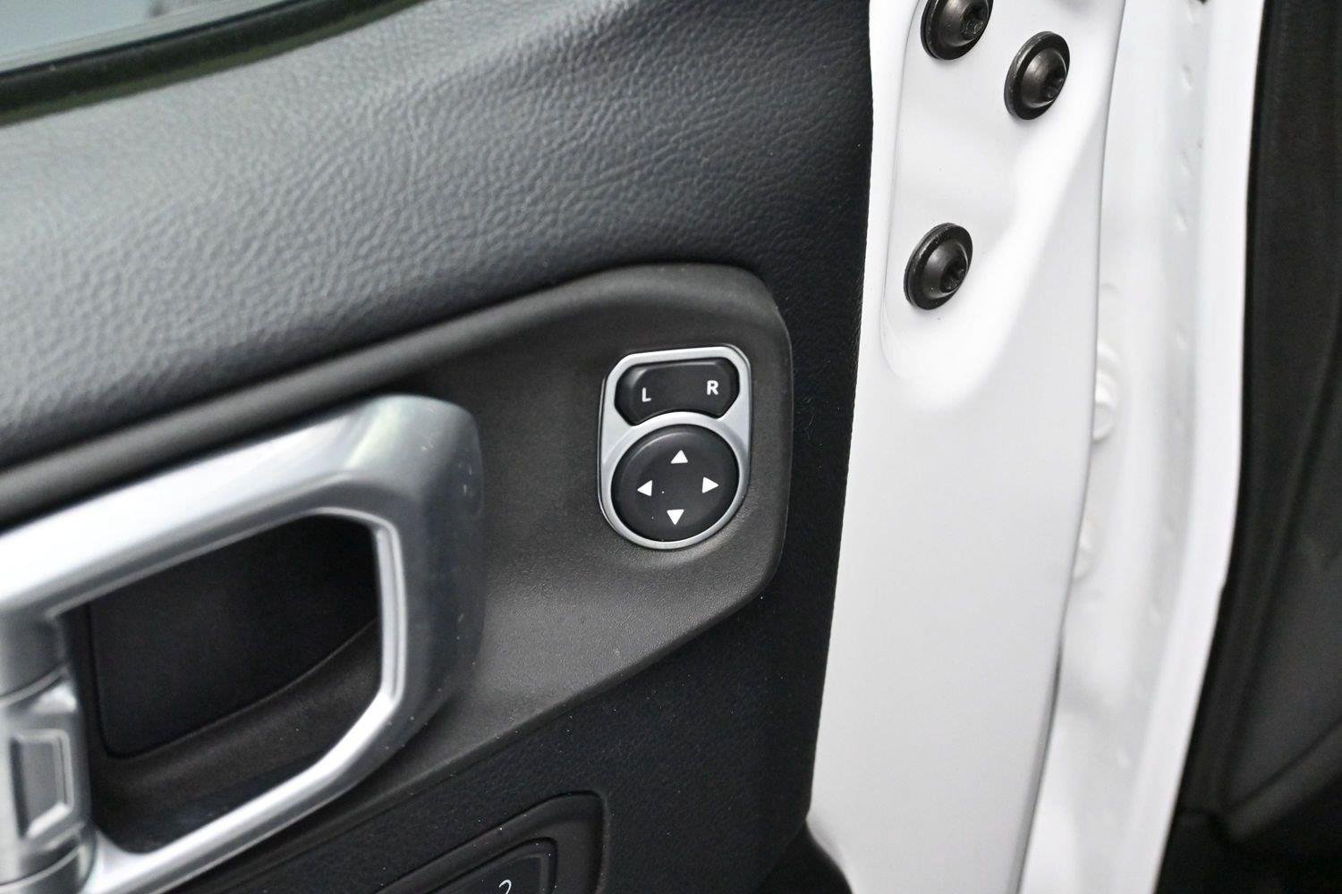 Used 2019 Bright White Clearcoat Jeep Sahara image 10