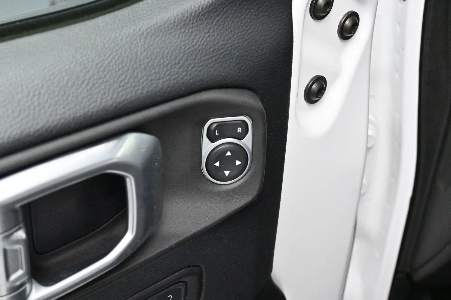 Used 2019 Bright White Clearcoat Jeep Sahara image 10