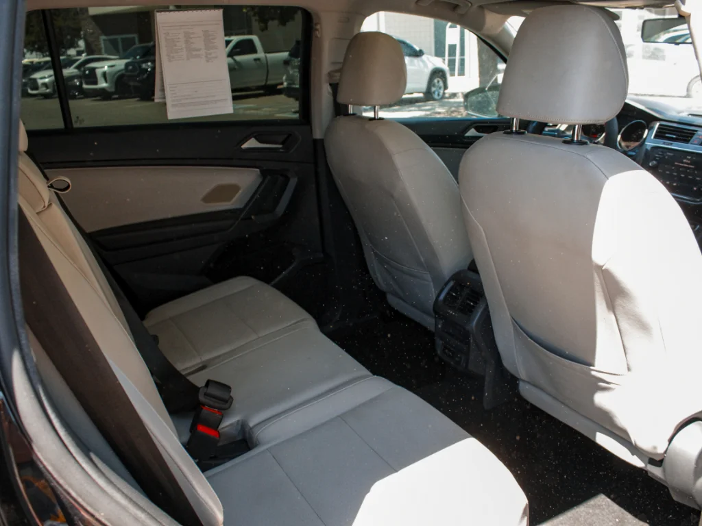 Used 2019 Deep Black Pearl Volkswagen SE image 30