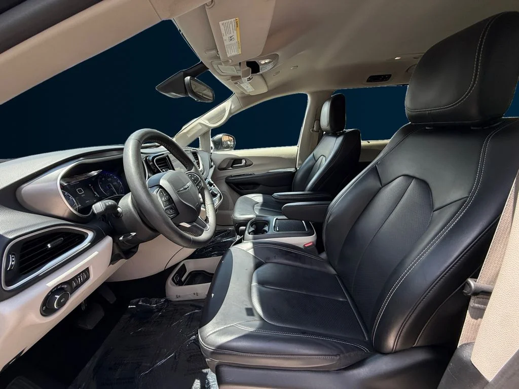 Used 2023 Black Chrysler Touring L image 10