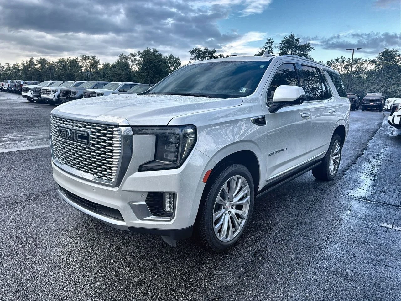 Used 2022 White Frost Tricoat GMC Denali image 4