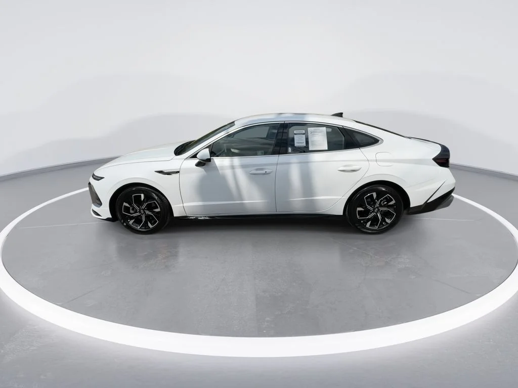 Used 2025 White Hyundai SEL image 5
