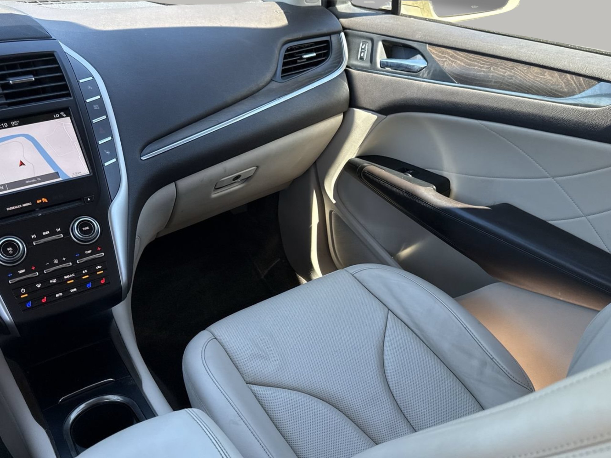 Used 2018 Ivory Pearl Lincoln Reserve image 16