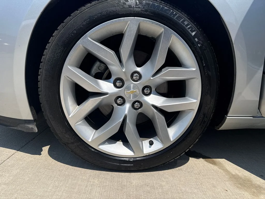Used 2015 Silver Chevrolet LTZ image 28