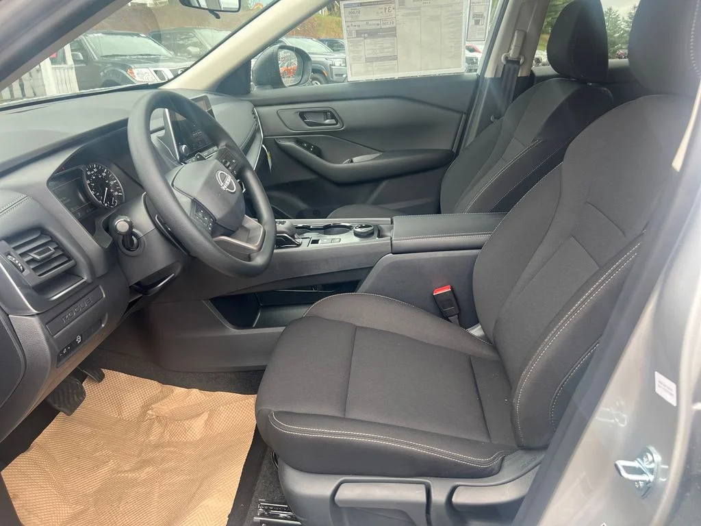 Used 2025 Silver Nissan S image 11