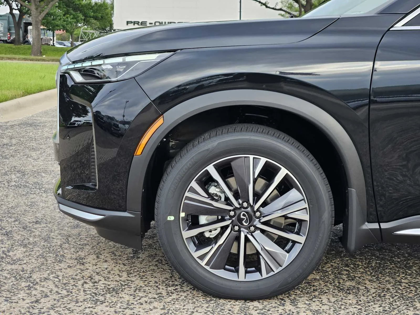 New 2026 MINERAL BLACK INFINITI Luxe FWD image 5