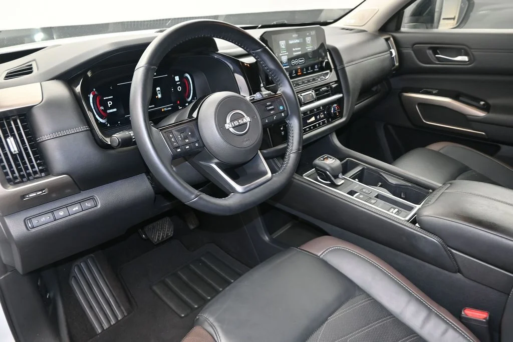 Used 2025 White Nissan Platinum image 21