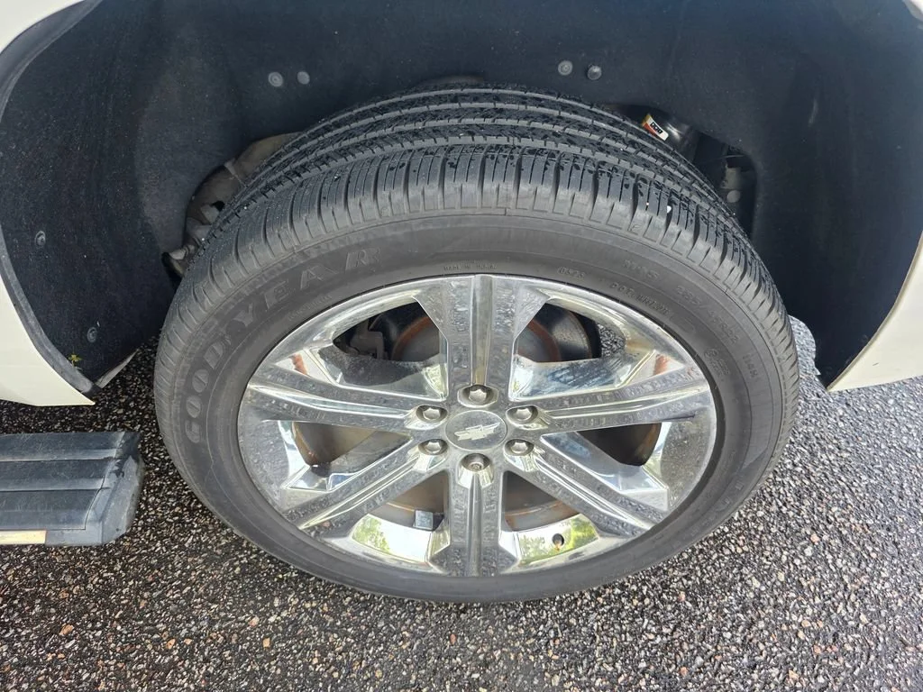 Used 2016 IRIDESCENT PEARL TRICOAT Chevrolet LTZ image 27