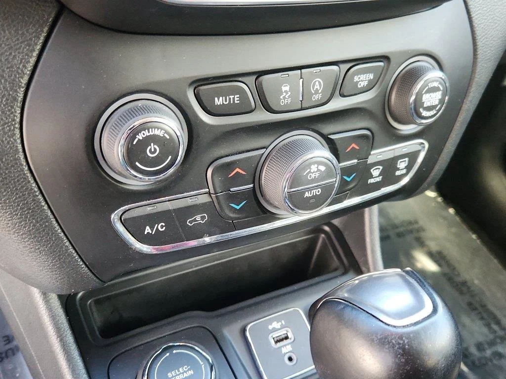 Used 2022 Sting-Gray Clearcoat Jeep Latitude Lux image 23