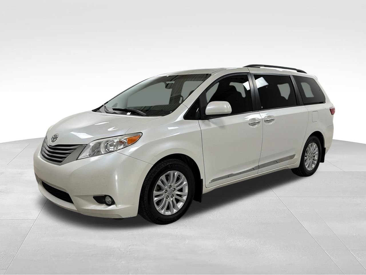 2017 Toyota Sienna XLE Premium V6 8-Passenger's photo