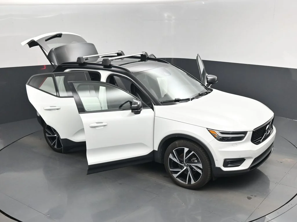 Used 2022 White Volvo R-Design image 19