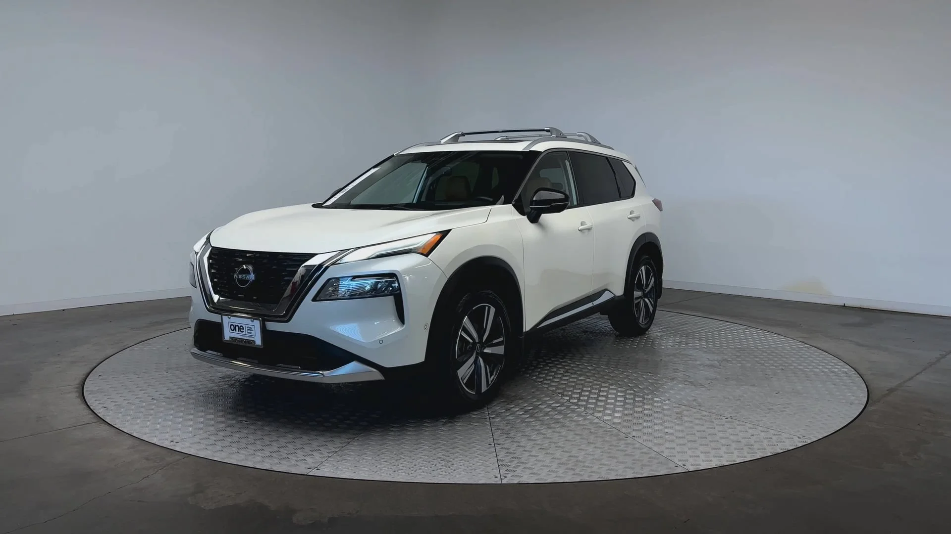 Used 2023 Pearl White Tricoat Nissan Platinum image 4