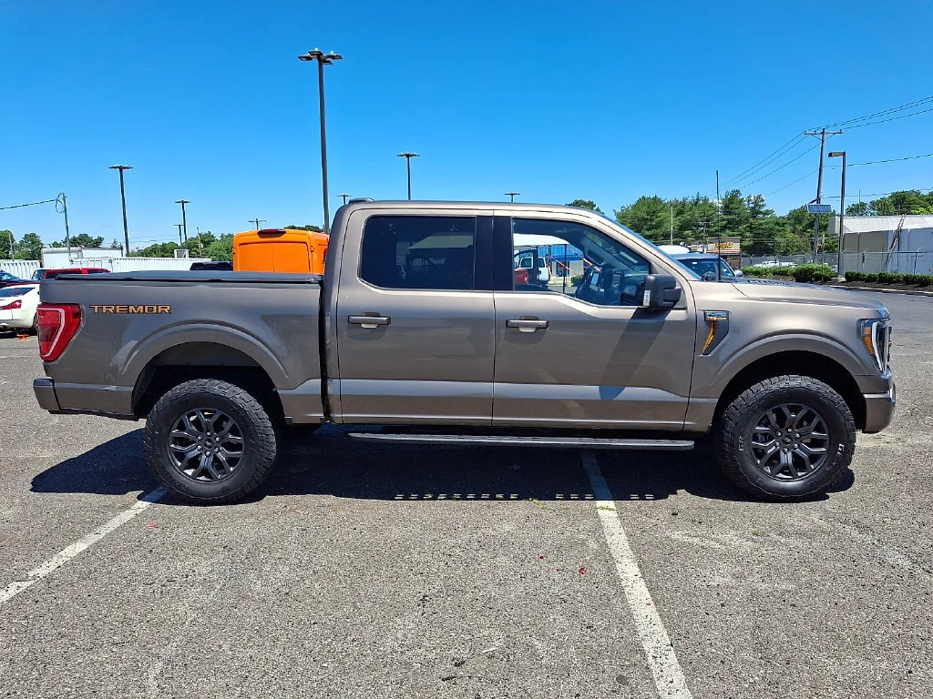 Used 2022  Ford XL image 13