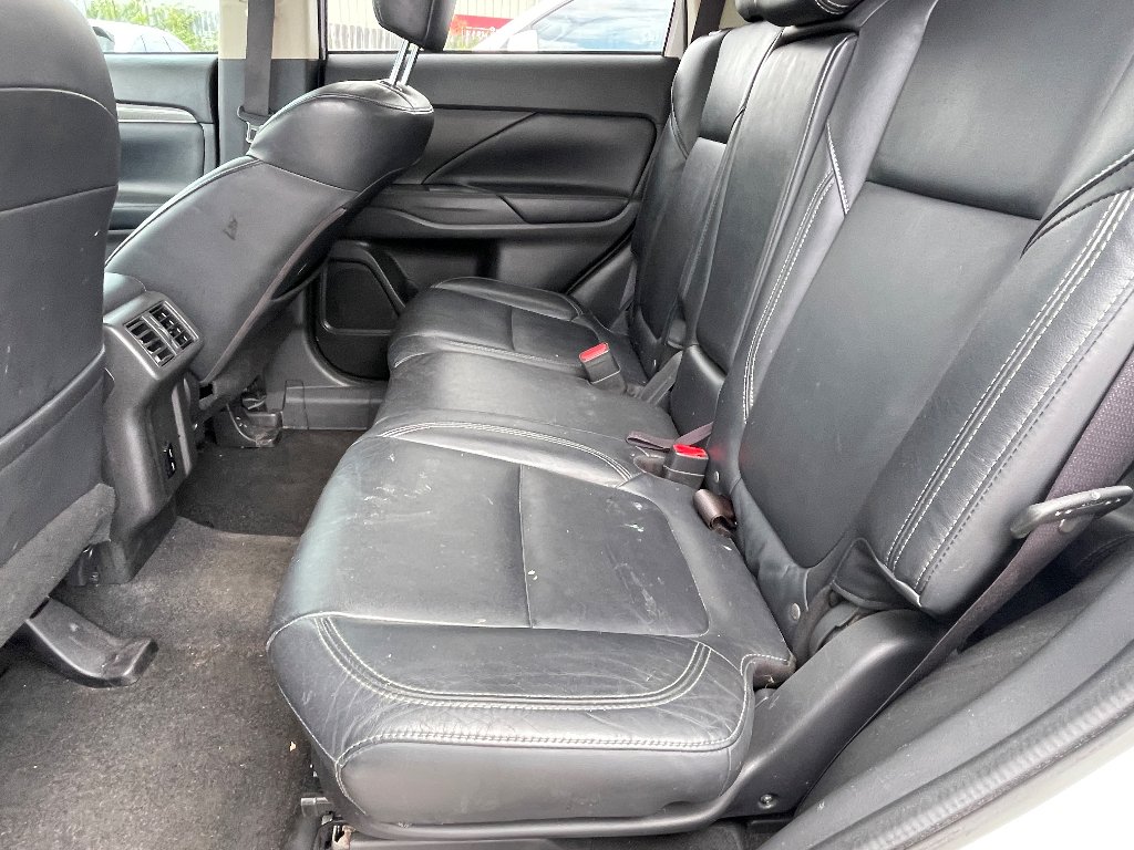 Used 2020 Pearl White Mitsubishi SE image 10
