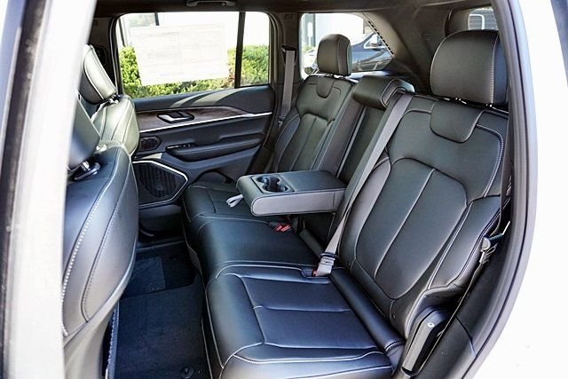 New 2026 Bright White Clear-Coat Exterior Paint Jeep Limited image 22