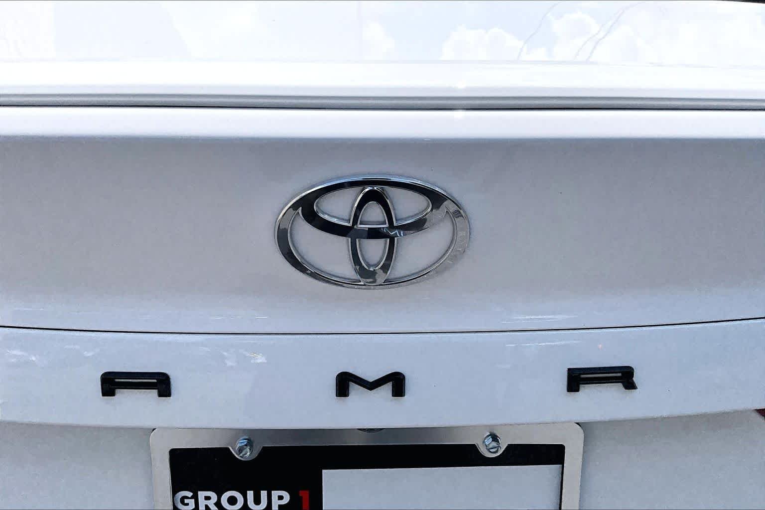 Used 2025 Ice Cap Toyota SE image 31