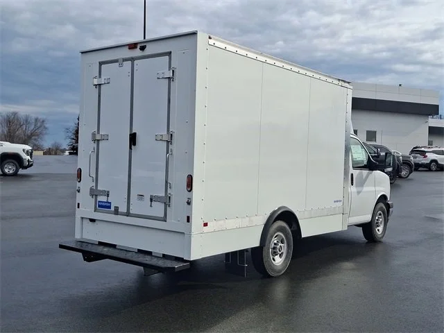 New 2025 Summit White GMC 1WT image 18