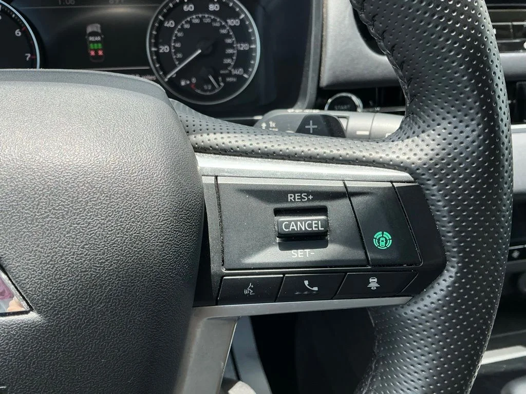 Used 2025  Mitsubishi SE image 31