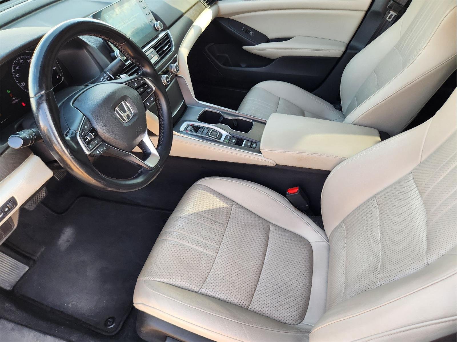 Used 2019 Champagne Frost Pearl Honda Touring image 13