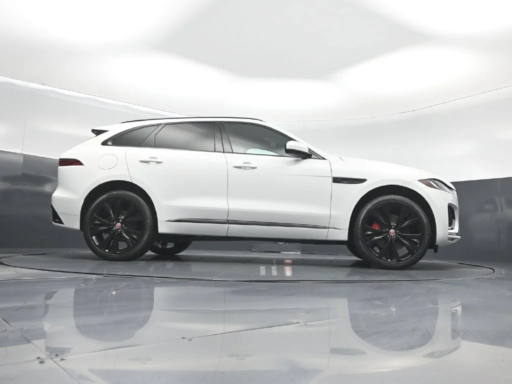 Used 2023  Jaguar P400 R-Dynamic S image 43