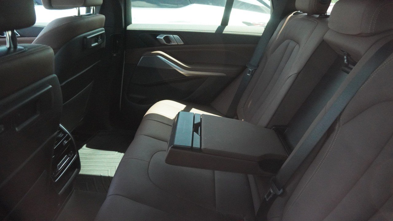 Used 2022 White BMW sDrive40i image 11