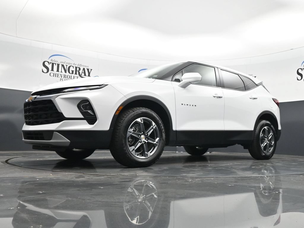 Used 2025 Summit White Chevrolet 2LT image 31