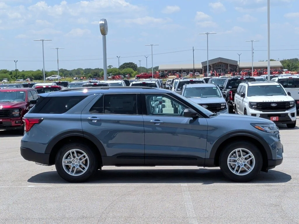 Used 2026 Vapor Blue Metallic Ford Active image 9