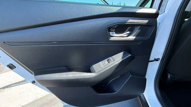 Used 2025 White Honda SE image 14