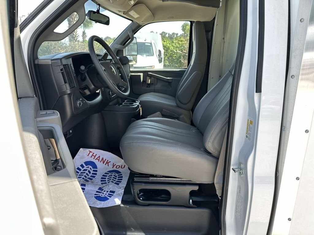 New 2025 Summit White Chevrolet 1WT image 18