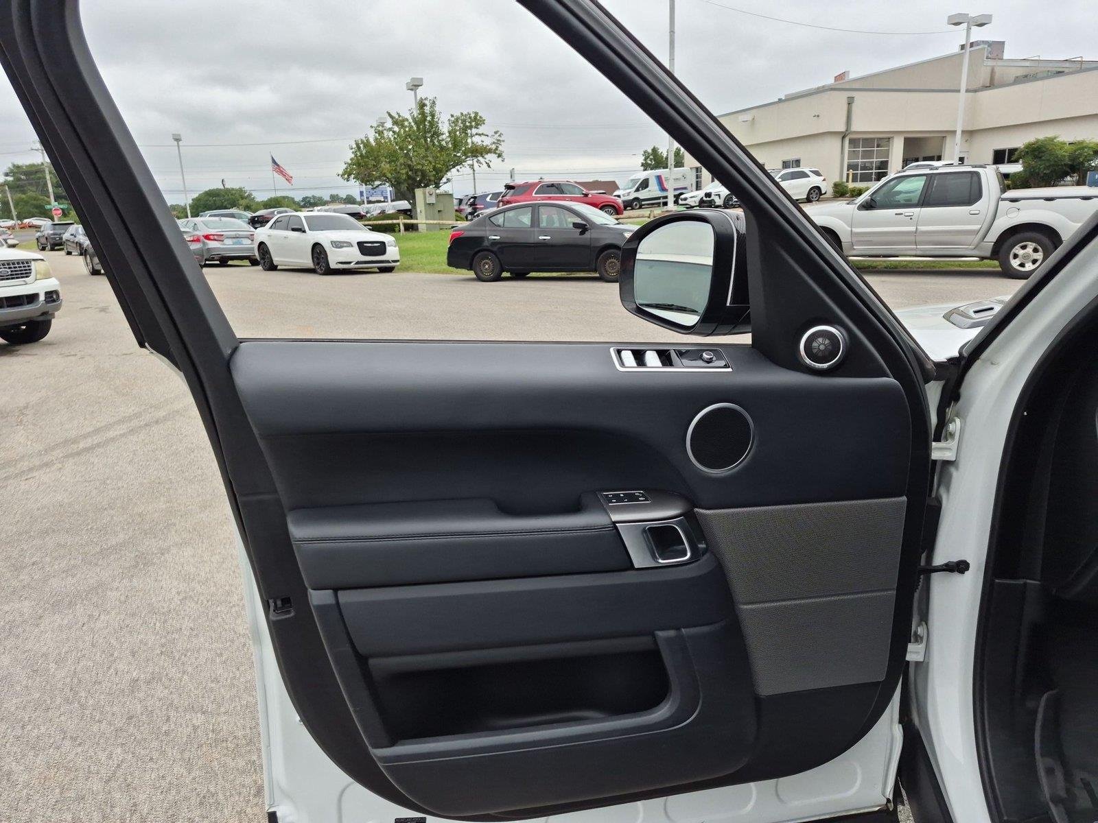 Used 2018 Fuji White Land Rover SE image 14