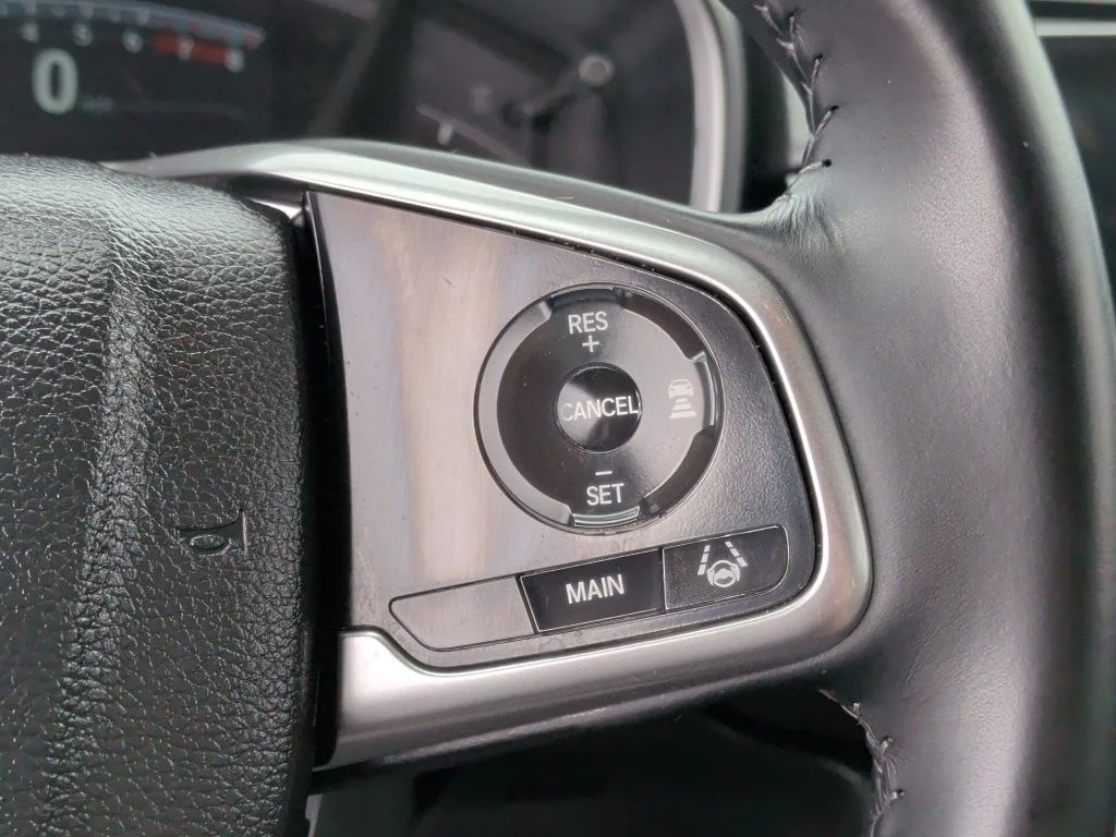 Used 2018 Lunar Silver Metallic Honda Touring image 17
