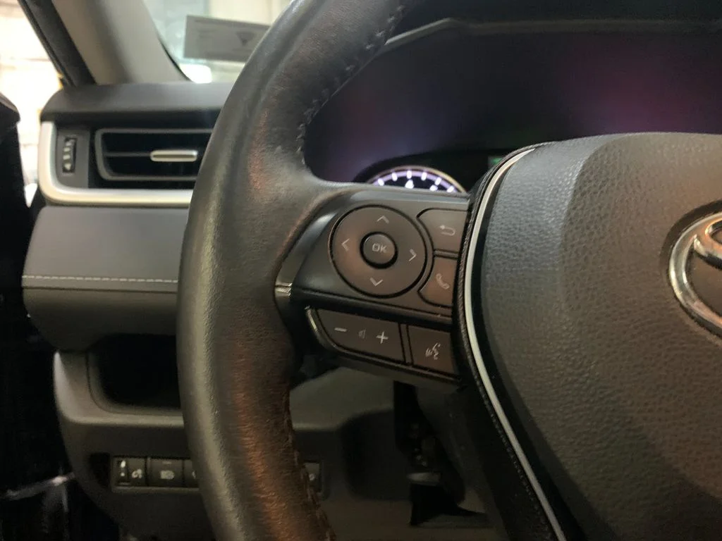 Used 2021  Toyota XLE Premium image 28